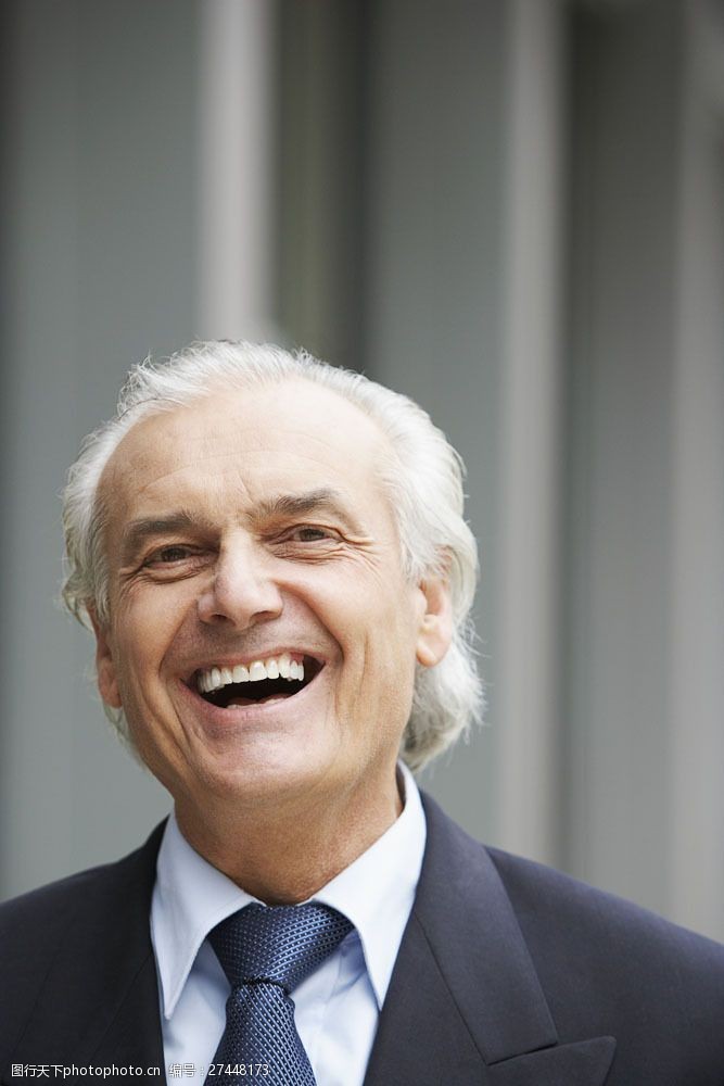 成功男士高兴大笑的外国白发老年商务男性图片