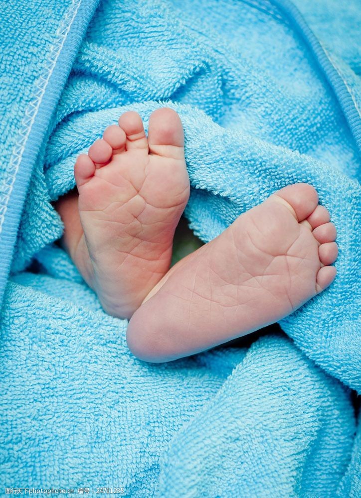 婴儿脚蓝色毛巾上的小脚丫图片