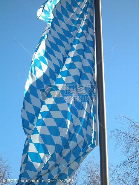 伐木蓝天下飘扬的旗帜
