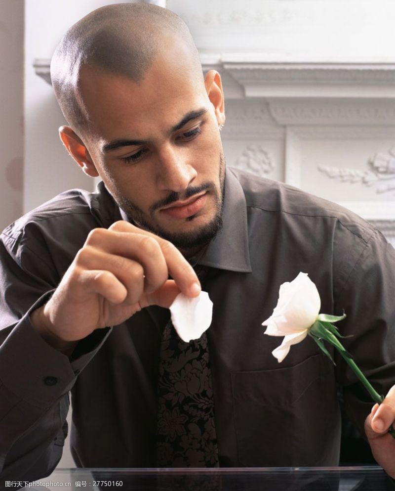 健康生活拿着玫瑰花的外国男性图片