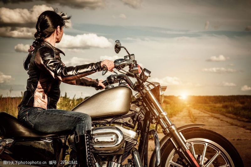 外国女人骑摩托车的女人图片