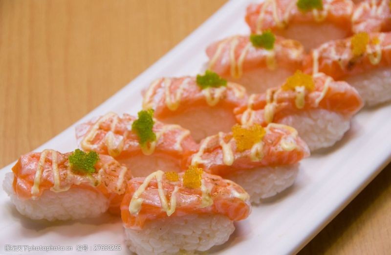 日本美食三文鱼船图片