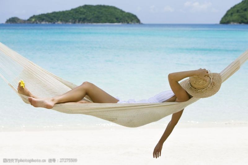 海滩上的美女躺在吊床上的美女图片