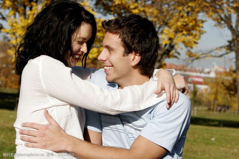 外国女人幸福拥抱的情侣图片