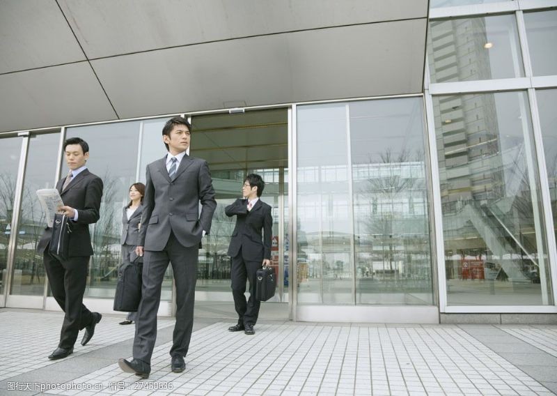 商务美女走出办公大楼的商务团队图片