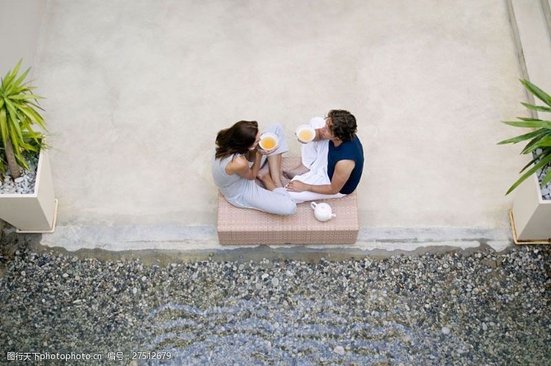 小夫妻坐着大水池旁喝茶的外国情侣图片
