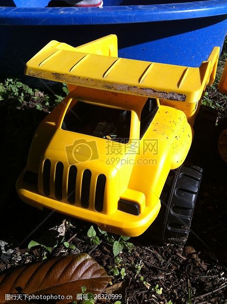 黄颜色的汽车玩具