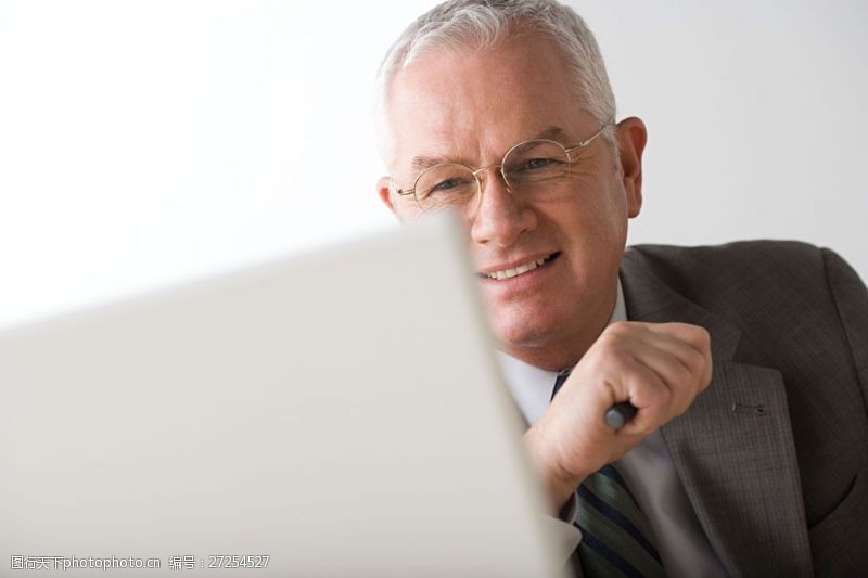 商务人士看电脑的商务男人图片