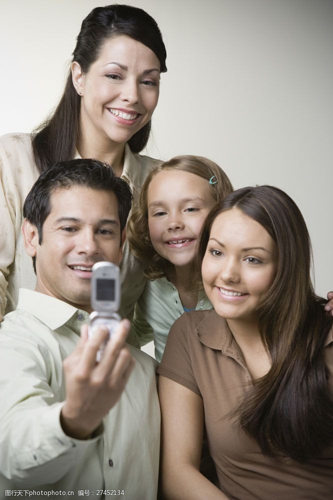 小夫妻手机拍照的幸福家庭图片