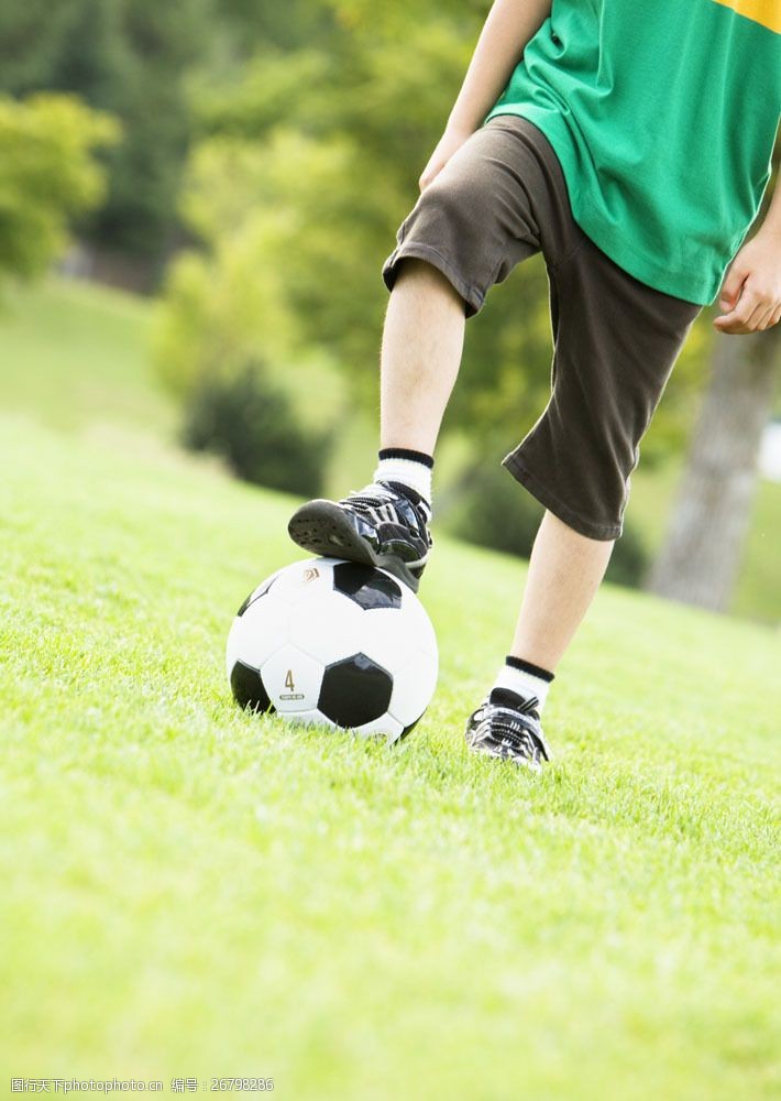 踢球玩足球的可爱小男孩图片