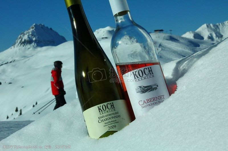 滑雪度假村雪地里的酒瓶