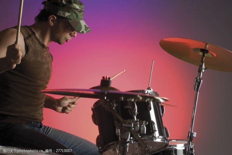 摇滚乐队演奏架子鼓的外国男性鼓手图片