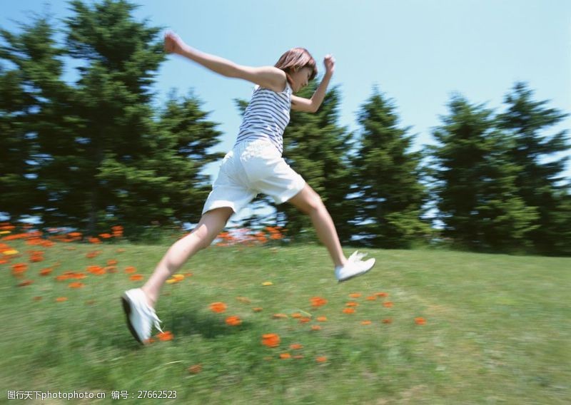 假日休闲女性正在奔跑的女性图片