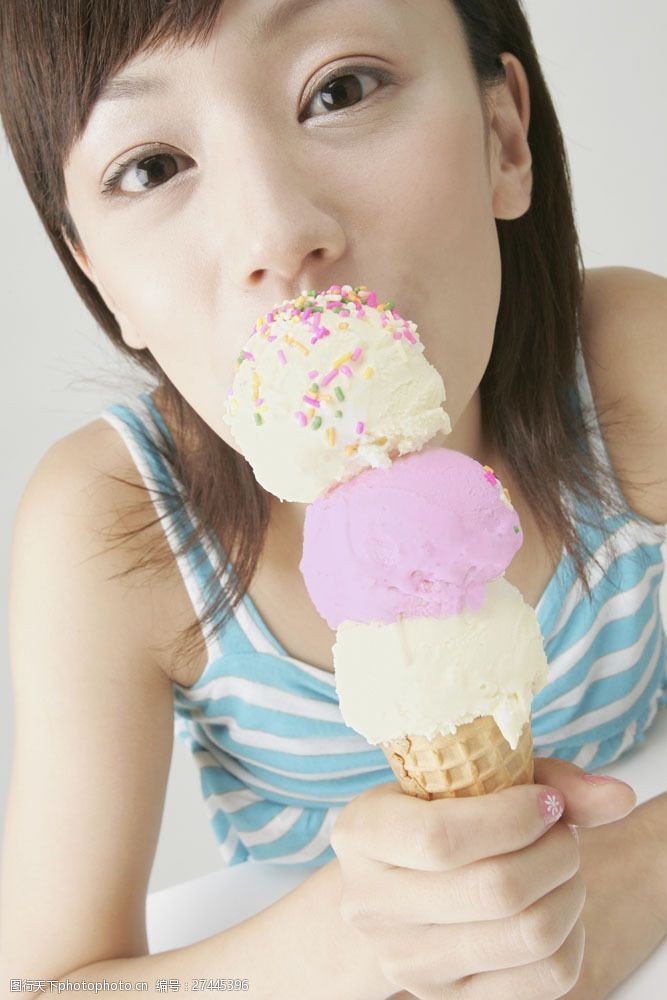 甜筒正在吃冰激凌的少女图片