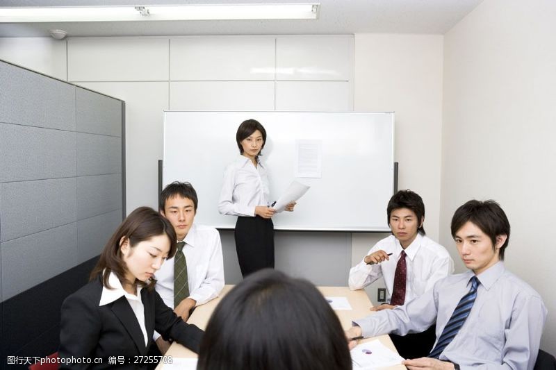 商务人士正在商讨研究会议的商务团队图片