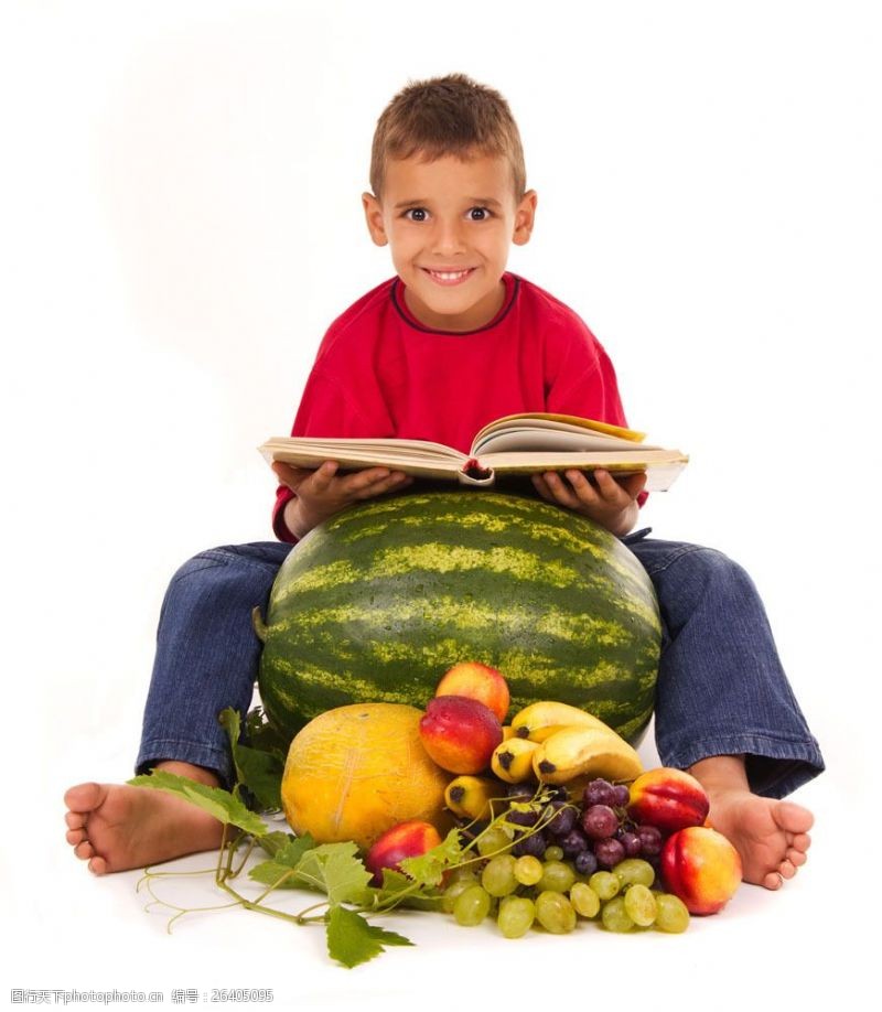 坐书本的小孩坐在水果边上看书的小男孩图片
