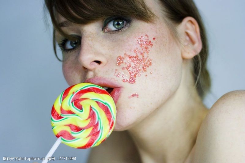 吃糖的女生吃棒棒糖的美女图片