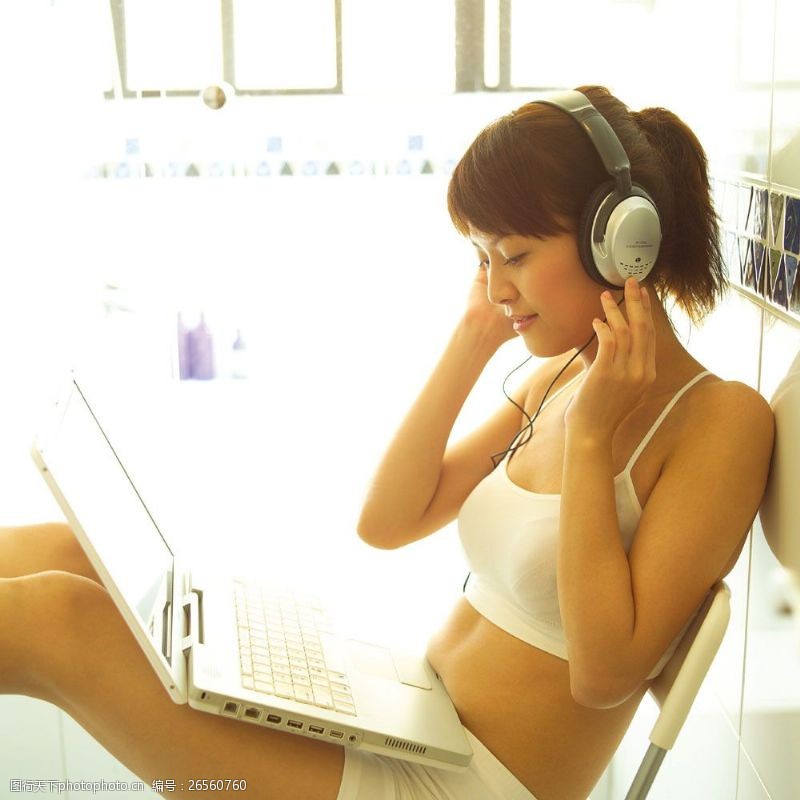 听音乐的美女电脑听音乐的女生图片