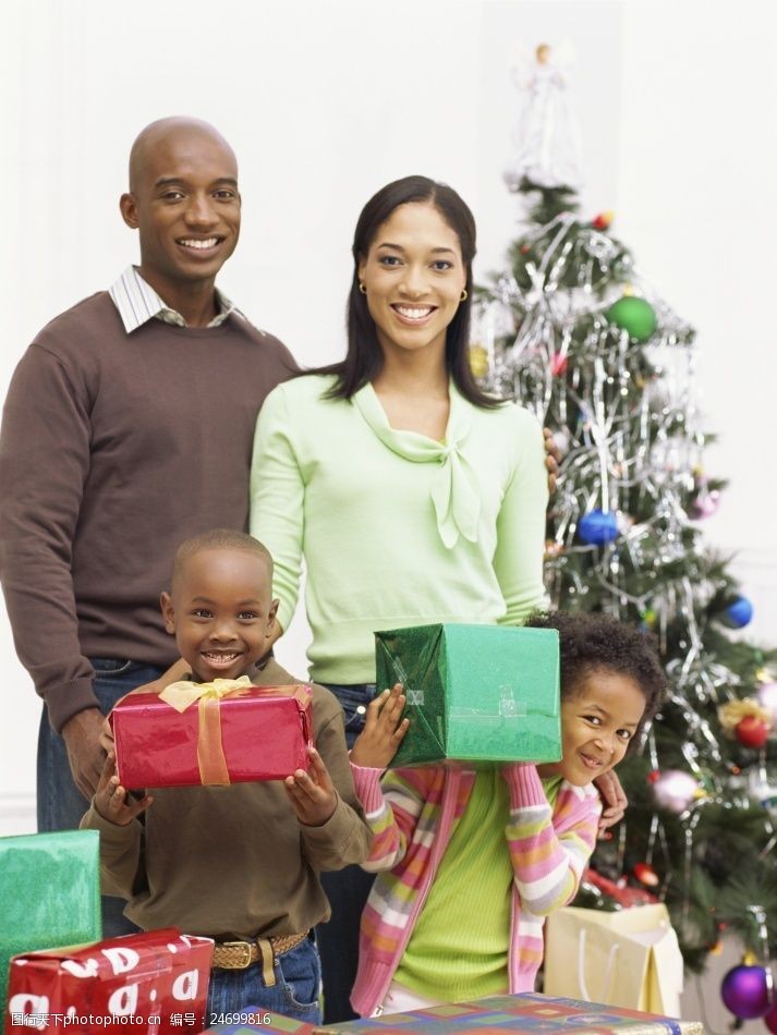家庭素材过圣诞节的黑人家庭图片