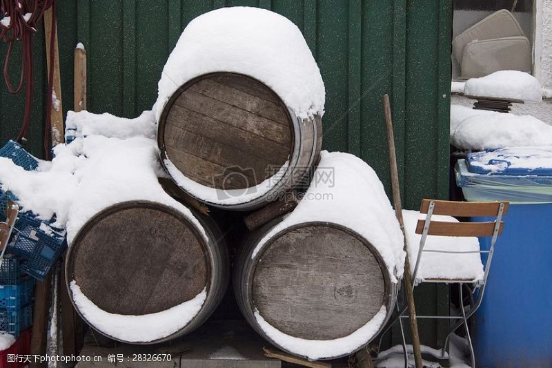 橡木桶积满雪花的木桶