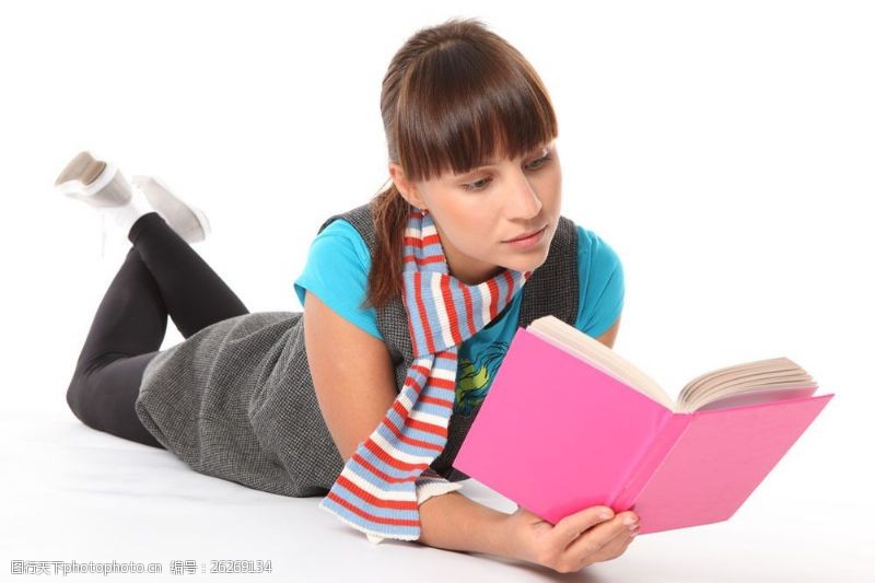 女学生趴着看书学习的外国女孩图片