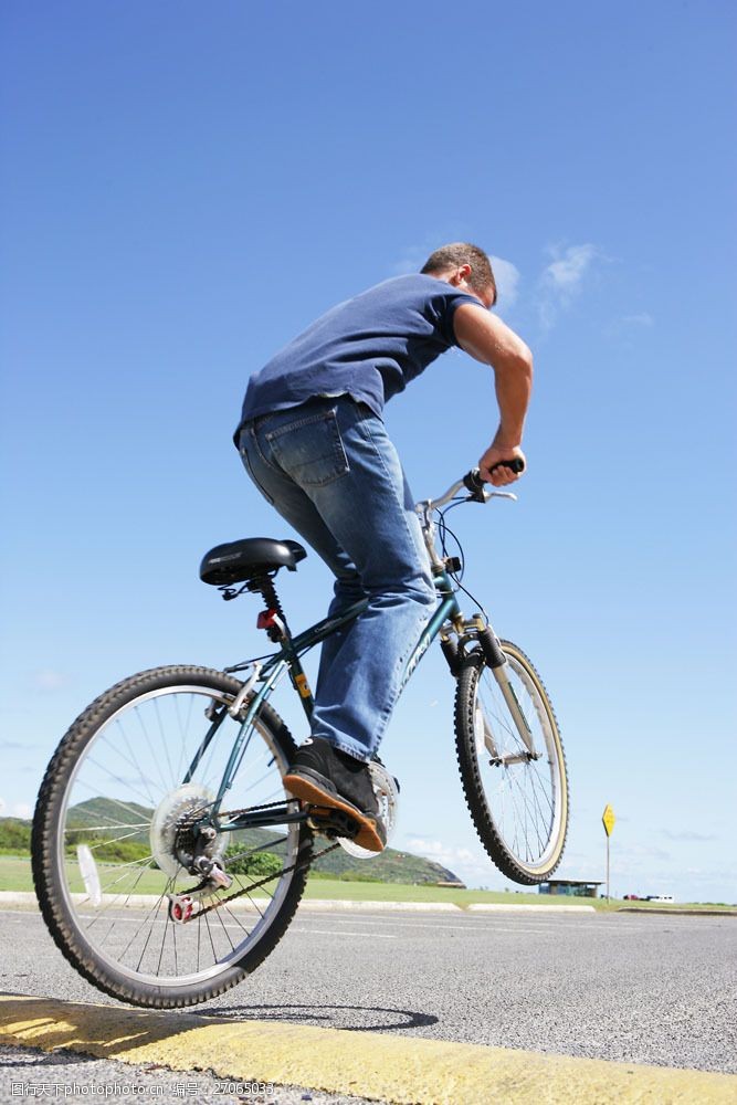 骑友骑自行车的男人图片