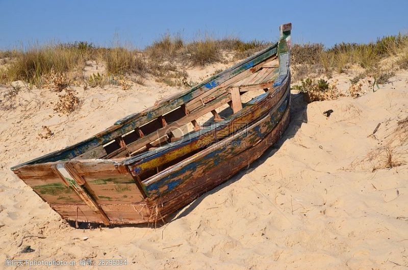 海滩上的小船沙滩上的旧船