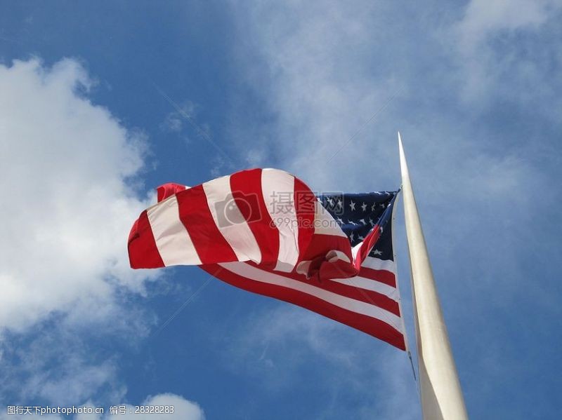 挥杆天空下的美国国旗