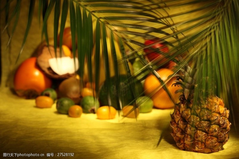 菠菜椰子叶下的一堆水果图片