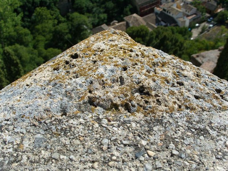 凹凸不平的岩石