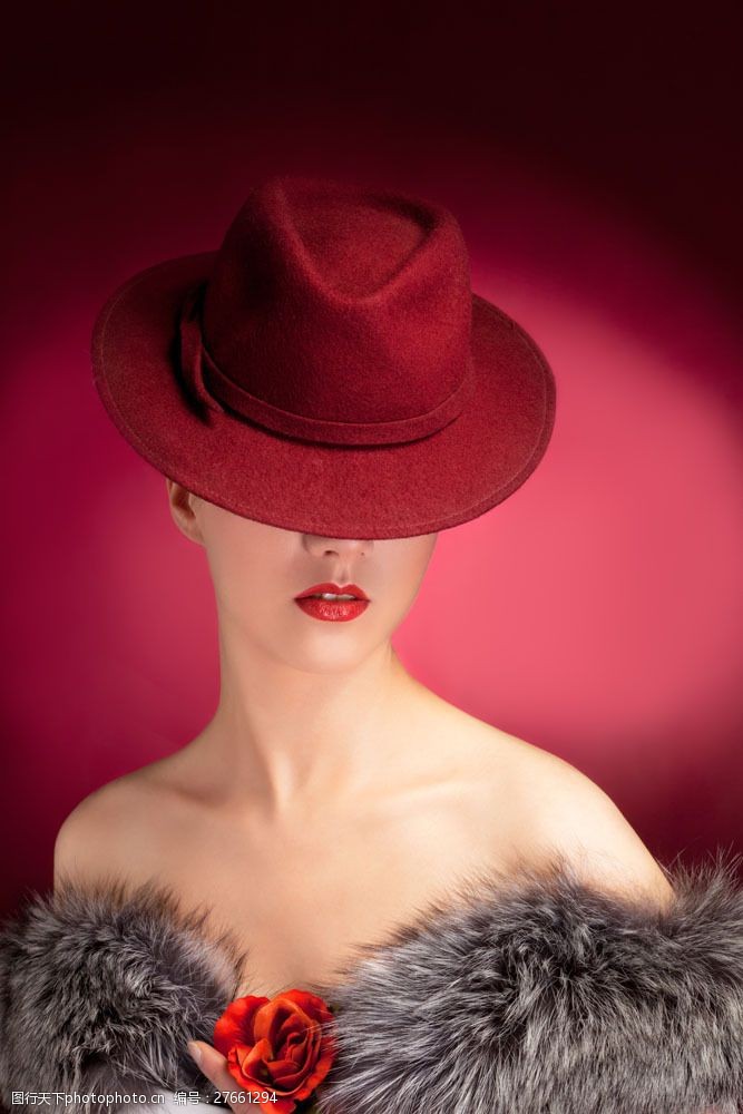 外国女人戴红色帽子的美女图片