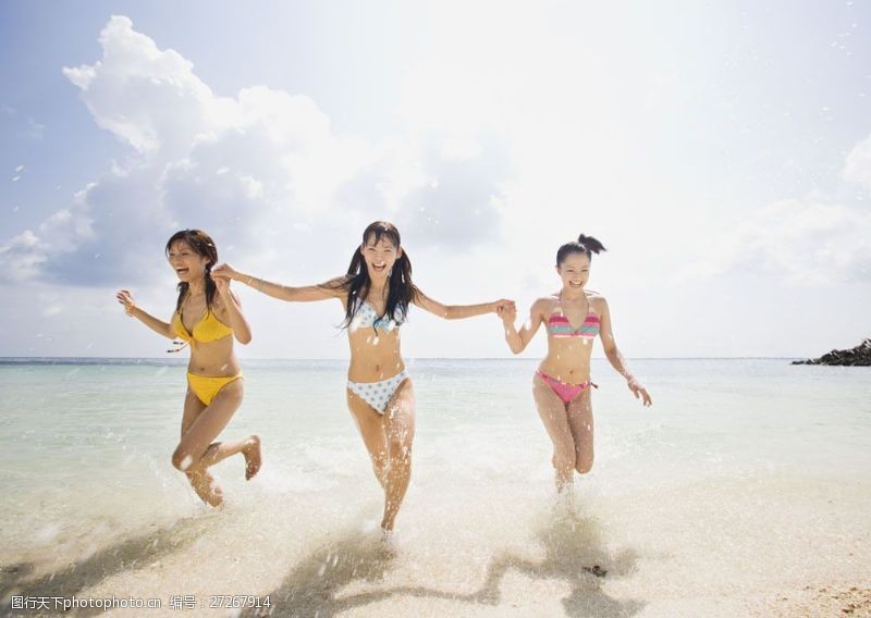三姐妹海滩上牵手奔跑的比基尼美少女图片