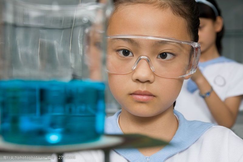 液体化学课戴防护镜的女孩图片