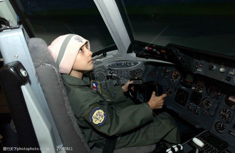 驾驶室驾驶飞机的孩子