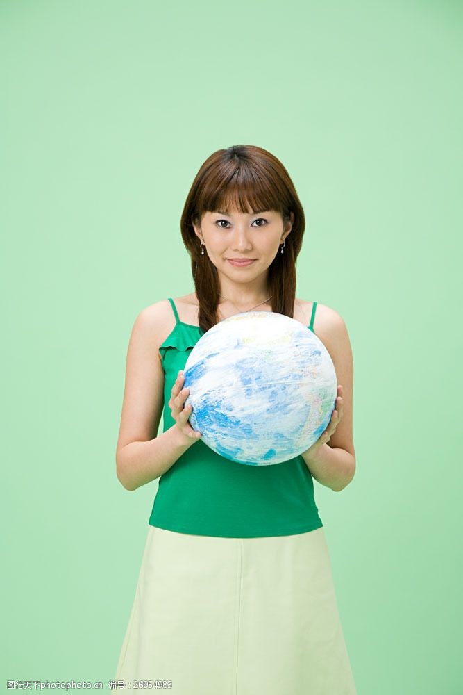 绿色环保背景面带微笑拿着球的女人图片