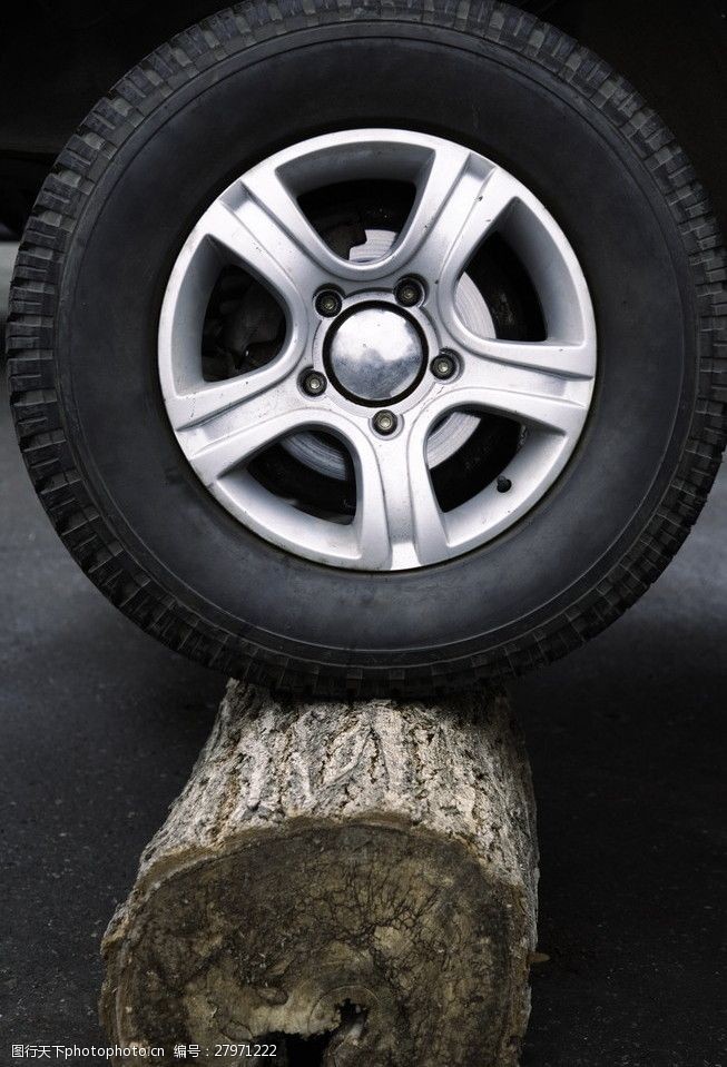 轮胎生产木桩上的汽车轮胎图片