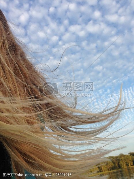 吹头发女孩的头发在风吹拂