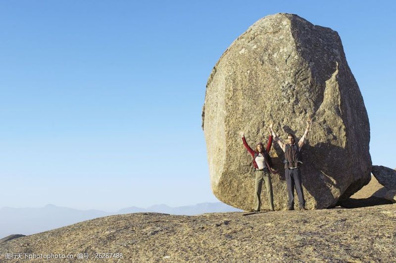 登山人物石头边上的登山运动员图片