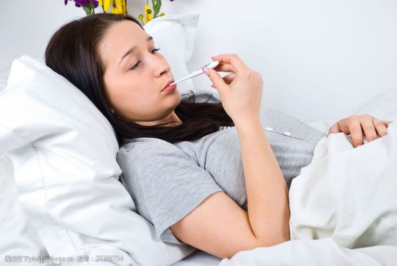 女性健康生活躺在床上量体温的病人图片