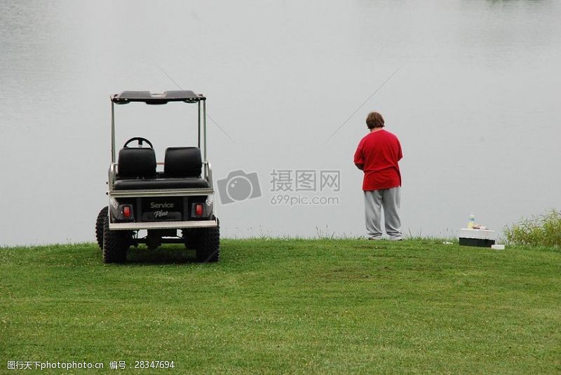 休闲高尔夫草地上的高尔夫球车
