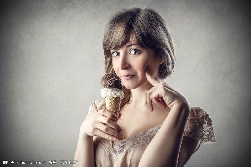 时尚冰淇淋吃冰淇淋的美丽女孩图片