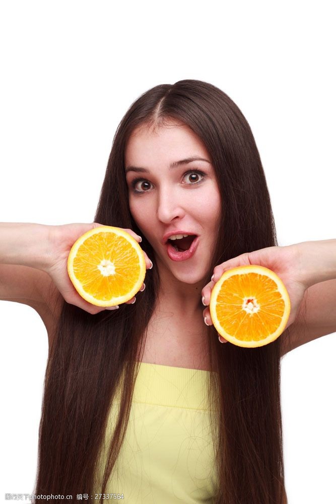 橙子切片素材拿着一个切开的橙子的美女图片