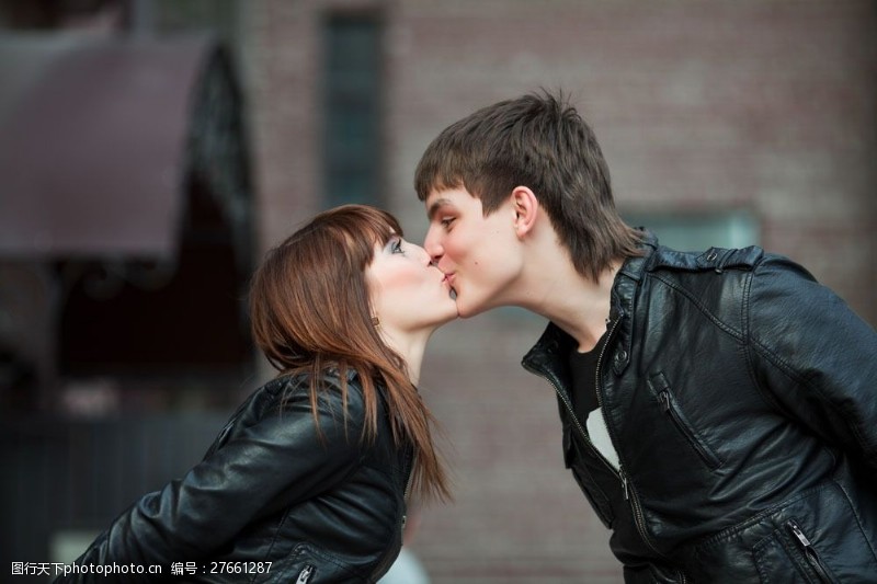 外国女人亲吻的情侣图片