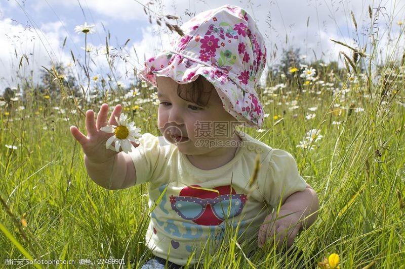 草帽女孩手拿雏菊的婴儿