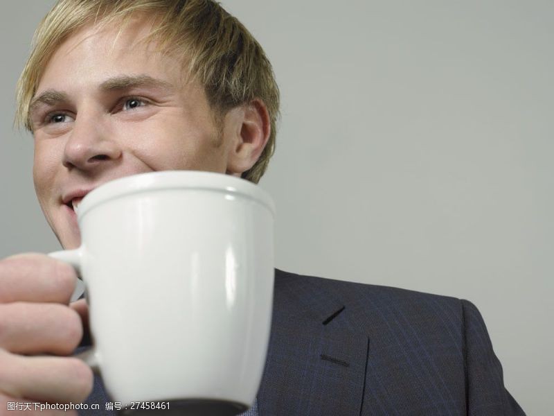 成功男士在喝茶的外国商务男性图片