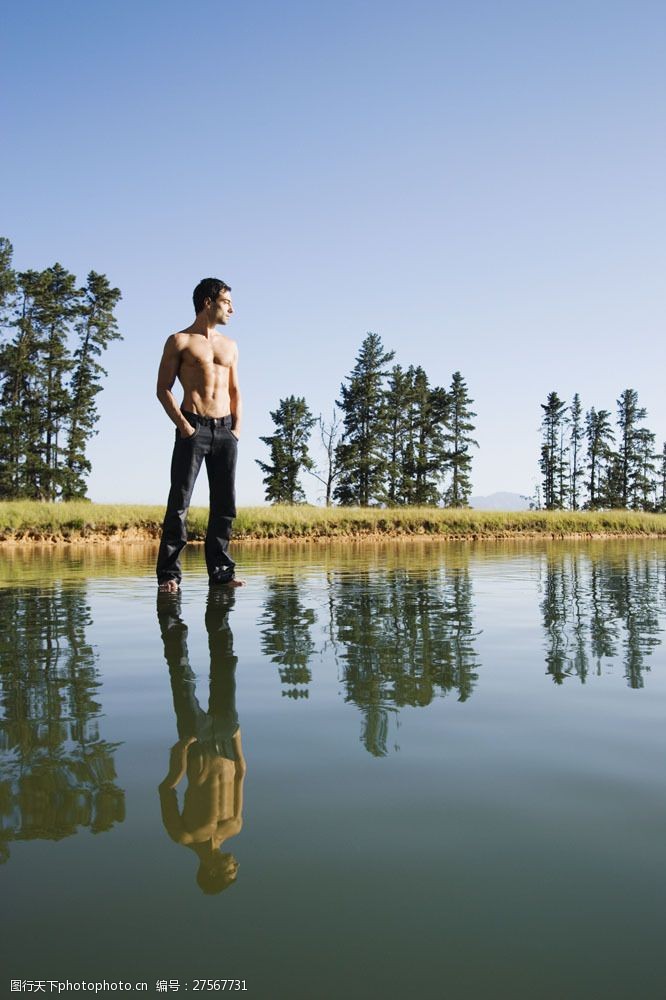 男人上半身站立在水面上看向远方的男人图片