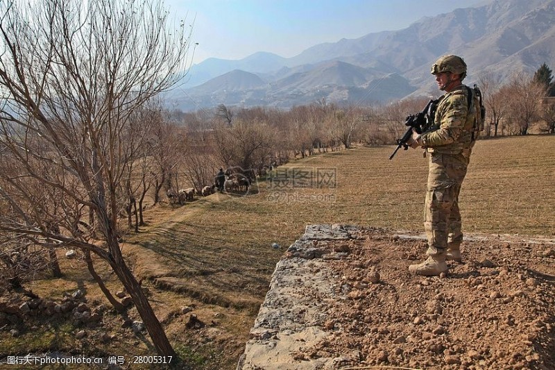 战争阿富汗的巡逻战士