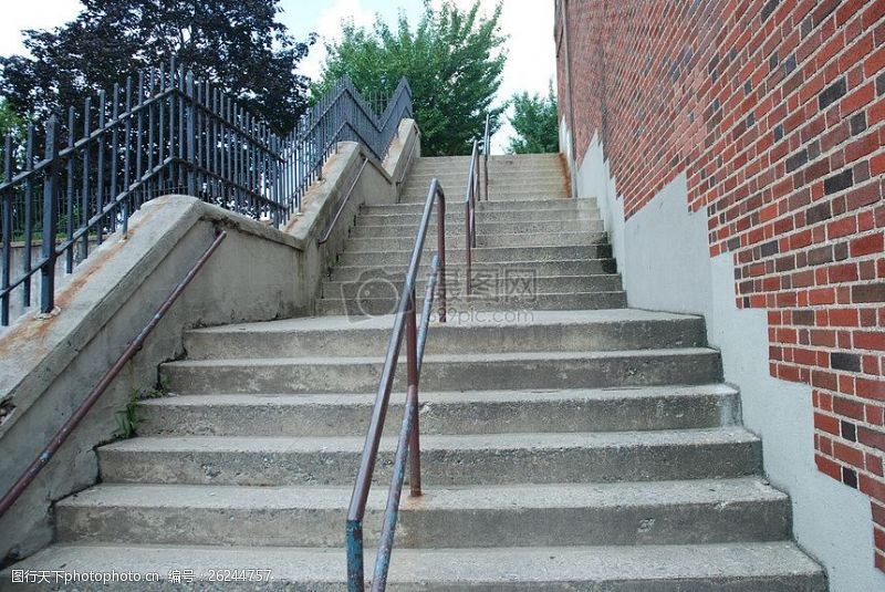 扶手栏杆步步上升的楼梯