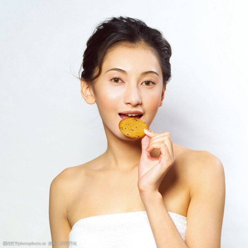 瘦身模特吃饼干的美女图片