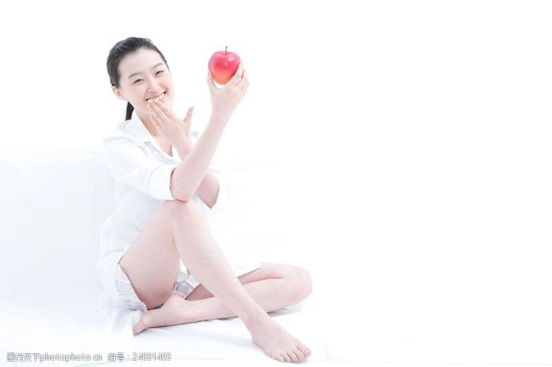 减肥的美女吃苹果的运动少女图片图片